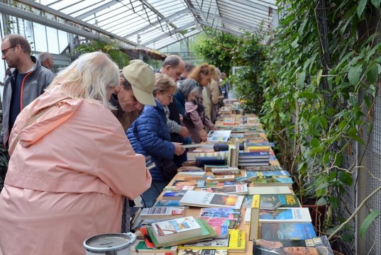 Mehrere hundert Besucher nutzten an diesem Sonntag wieder die Gelegenheit, sich bei der Bücherbörse im Botanischen Garten mit neuem Lesestoff einzudecken. (Foto: © Martina Hörle)