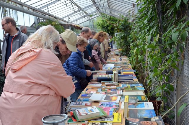 Mehrere hundert Besucher nutzten an diesem Sonntag wieder die Gelegenheit, sich bei der Bücherbörse im Botanischen Garten mit neuem Lesestoff einzudecken. (Foto: © Martina Hörle)