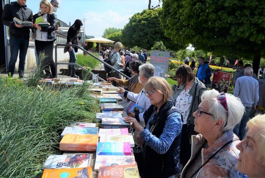 Das schöne Wetter lockte viele Besucher zur achten Bücherbörse in den Botanischen Garten. Hunderte nutzten an diesem Sonntag wieder die Gelegenheit, sich mit neuem Lesestoff einzudecken. Auch vor den Gewächshäusern gab es viel zu stöbern und zu schmökern. Die Tauschbörse ist mittlerweile ein Selbstläufer geworden. (Foto: © Martina Hörle)