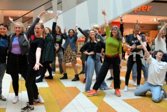 Am Samstag zog die Gruppe CAG mit ihrem Flashmob im Hofgarten wieder alle Aufmerksamkeit auf sich. (Foto: © Martina Hörle)