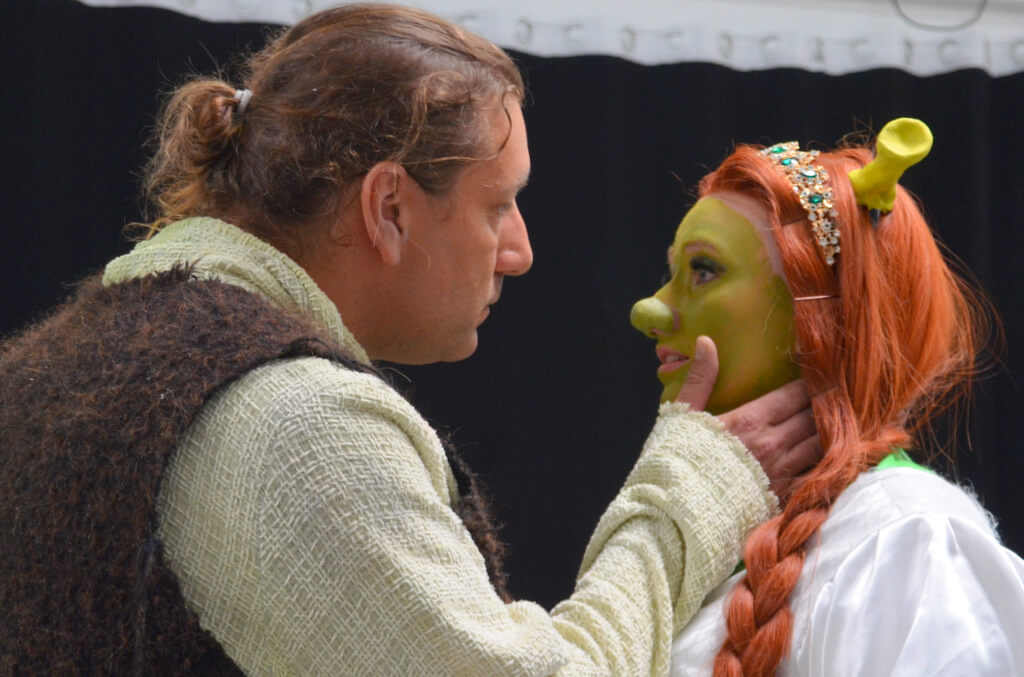 Oger Shrek verliebt sich in Prinzessin Fiona. Sie erkennt, dass wahre Schönheit nicht im Äußeren liegt. (Foto: © Martina Hörle)