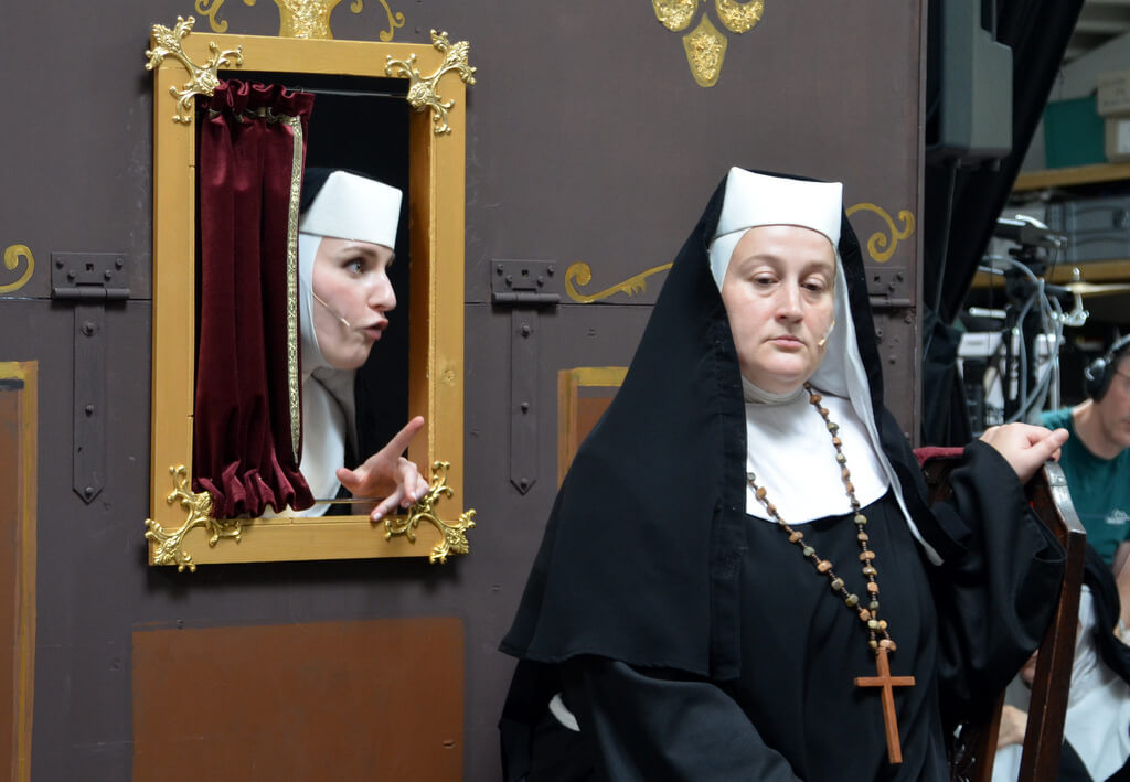 Deloris bringt die gestrenge Mutter Oberin mit ihrer Art zur Verzweiflung. (Foto: © Martina Hörle)