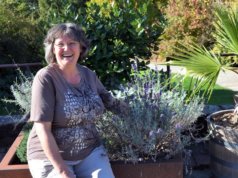 Carmen Dörner ist sehr glücklich, dass sie im Botanischen Garten ihre vielen Interessen verknüpfen kann. (Foto: © Martina Hörle)