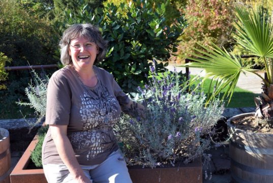 Carmen Dörner ist sehr glücklich, dass sie im Botanischen Garten ihre vielen Interessen verknüpfen kann. (Foto: © Martina Hörle)