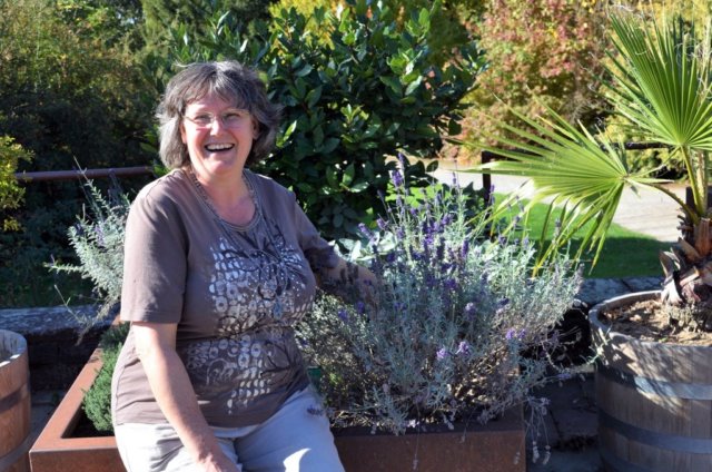 Carmen Dörner ist sehr glücklich, dass sie im Botanischen Garten ihre vielen Interessen verknüpfen kann. (Foto: © Martina Hörle)