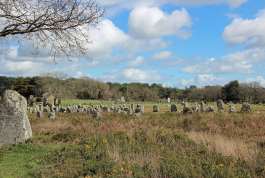 Die Steinreihen von Carnac sind ein einzigartiges Monument aus der Steinzeit. (Foto © Sandra Grünwald)