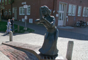 Die Skulptur im Alten Hafen symbolisiert den "Cliner Wind". (Foto © Sandra Grünwald)