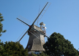 Die schmucke Windmühle von Carolinensiel beherbergt ein Restaurant. (Foto © Sandra Grünwald)