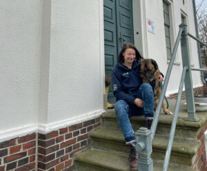 Melissa Hartkopf und ihr Büro- und Watthund Porthos freuen sich über Besucher aus der alten Heimat Solingen. (Foto © Melissa Hartkopf)
