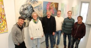 Die Künstler aus Solingen und Chalon sur Saône (v.l. Florent Prudent, Christina Koester, André Peer, Dirk Balke, Boris von Reibnitz und David Ribeiro) freuen sich über die Ausstellung in der Galerie der Solinger Künstler. (Foto © Sandra Grünwald)