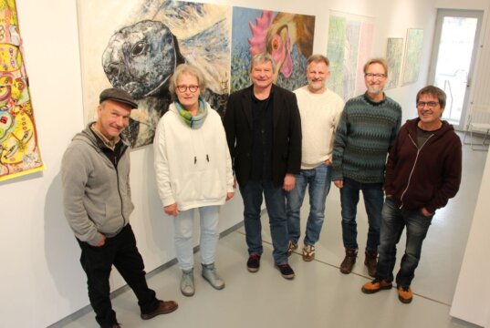 Die Künstler aus Solingen und Chalon sur Saône (v.l. Florent Prudent, Christina Koester, André Peer, Dirk Balke, Boris von Reibnitz und David Ribeiro) freuen sich über die Ausstellung in der Galerie der Solinger Künstler. (Foto © Sandra Grünwald)