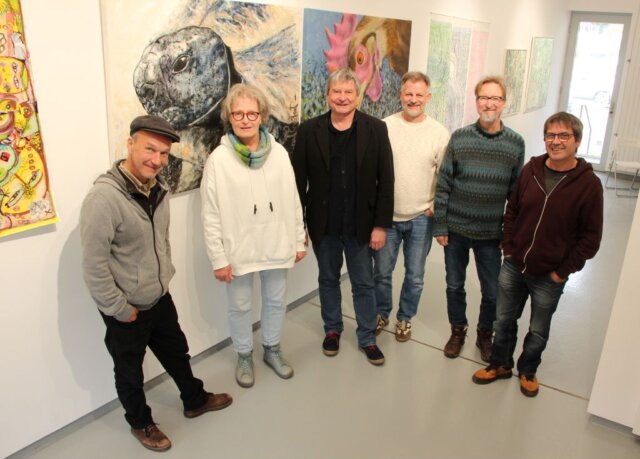 Die Künstler aus Solingen und Chalon sur Saône (v.l. Florent Prudent, Christina Koester, André Peer, Dirk Balke, Boris von Reibnitz und David Ribeiro) freuen sich über die Ausstellung in der Galerie der Solinger Künstler. (Foto © Sandra Grünwald)