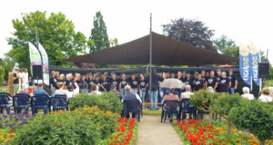 Beim Chorfestival im Botanischen Garten sorgten der Rockchor60+ Solingen (im Bild) und der Solinger Chor "Die Klangfarben" für gute Stimmung im blühenden Botanischen Garten. (Foto © Sandra Grünwald)
