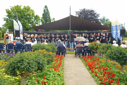 Beim Chorfestival im Botanischen Garten sorgten der Rockchor60+ Solingen (im Bild) und der Solinger Chor "Die Klangfarben" für gute Stimmung im blühenden Botanischen Garten. (Foto © Sandra Grünwald)