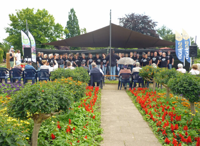 Beim Chorfestival im Botanischen Garten sorgten der Rockchor60+ Solingen (im Bild) und der Solinger Chor 