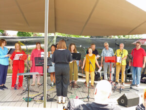 Der Solinger Chor "Die Klangfarben" präsentierte Hits, die zum Mitsingen anregten. (Foto © Sandra Grünwald)