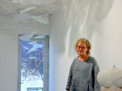 Künstlerin Christina Koester eröffnet am kommenden Wochenende in der Galerie SK im Südpark ihre Ausstellung „LEICHT“. Dabei vereint sie gekonnt drei unterschiedliche Installationen zu einem Ganzen. (Foto: © Martina Hörle)