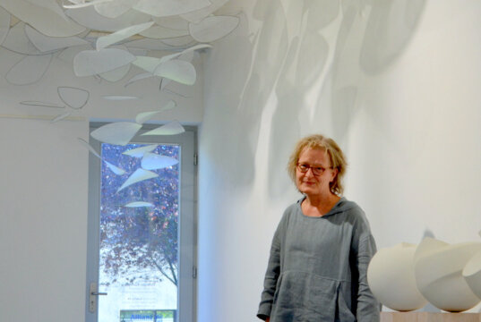 Künstlerin Christina Koester eröffnet am kommenden Wochenende in der Galerie SK im Südpark ihre Ausstellung „LEICHT“. Dabei vereint sie gekonnt drei unterschiedliche Installationen zu einem Ganzen. (Foto: © Martina Hörle)