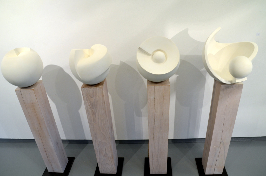 Vier Gipskugeln auf vier Säulen zeigt Christina Koester in ihrer „Entwicklungsreihe“. Die Künstlerin liebt das Arbeiten mit Gips. (Foto: © Martina Hörle)