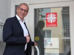 Dr. Christoph Humburg kann auf eine bewegte Zeit als Caritasdirektor in Solingen und Wuppertal zurückblicken, in der er das Caritas-Leitblild „Der Mensch im Mittelpunkt“ immer in den Fokus stellte. (Foto © Sandra Grünwald)
