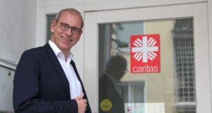 Dr. Christoph Humburg kann auf eine bewegte Zeit als Caritasdirektor in Solingen und Wuppertal zurückblicken, in der er das Caritas-Leitblild „Der Mensch im Mittelpunkt“ immer in den Fokus stellte. (Foto © Sandra Grünwald)