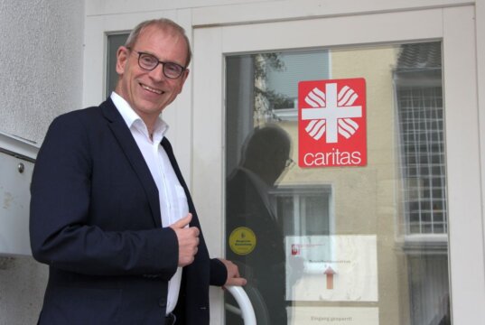 Dr. Christoph Humburg kann auf eine bewegte Zeit als Caritasdirektor in Solingen und Wuppertal zurückblicken, in der er das Caritas-Leitblild „Der Mensch im Mittelpunkt“ immer in den Fokus stellte. (Foto © Sandra Grünwald)