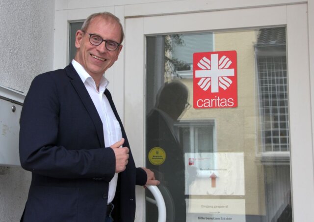 Dr. Christoph Humburg kann auf eine bewegte Zeit als Caritasdirektor in Solingen und Wuppertal zurückblicken, in der er das Caritas-Leitblild „Der Mensch im Mittelpunkt“ immer in den Fokus stellte. (Foto © Sandra Grünwald)
