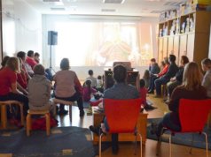 Beim heutigen Weihnachts-Cineminni waren rund 50 Kinder gekommen und warteten gespannt auf den ausgesuchten Film. (Foto: © Martina Hörle)