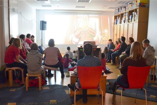 Beim heutigen Weihnachts-Cineminni waren rund 50 Kinder gekommen und warteten gespannt auf den ausgesuchten Film. (Foto: © Martina Hörle)