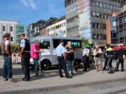 Bei strahlendem Sonnenschein und einem heißen Kaffee kamen die Bürger mit der Polizei ins Gespräch. (Foto © Sandra Grünwald)