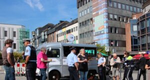 Bei strahlendem Sonnenschein und einem heißen Kaffee kamen die Bürger mit der Polizei ins Gespräch. (Foto © Sandra Grünwald)