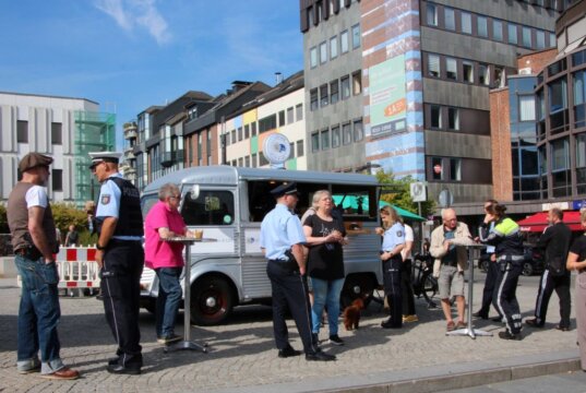 Bei strahlendem Sonnenschein und einem heißen Kaffee kamen die Bürger mit der Polizei ins Gespräch. (Foto © Sandra Grünwald)