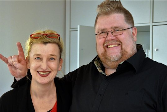 Christa Huberty und Thorsten Richartz haben zur Finissage ein wunderbares Video als Hommage an den Künstler HR Giger gestaltet. (Foto: © Martina Hörle)