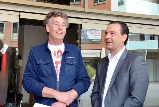 Timm Kronenberg (li.) gibt einen Überblick über die geplanten Aktionen beim Grand Opening. Dr. Jochen Stahl, Geschäftsführer von icg-consulting, ist auch vor Ort. Er betont, dass es keinen Rückzug vom Projekt geben wird. (Foto: © Martina Hörle)