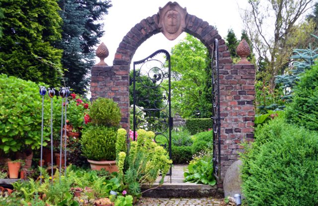 Dieser einzigartige Eingang führt in den Torgarten, in dessen Mitte eine große Amphore als Blickfang steht. Im Garten Ulbrich gibt es elf Gartenzimmer, jedes mit einem eigenen Thema. (Foto: © Martina Hörle)