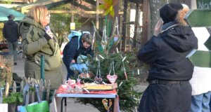 Es war ein reges Kommen und Gehen am ersten Adventssonntag im Vogelpark. Zahlreiche Vereinsmitglieder hatten sich zum Helfen eingefunden und sorgten nicht zuletzt für das leibliche Wohl der Besucher. (Foto: © Martina Hörle)