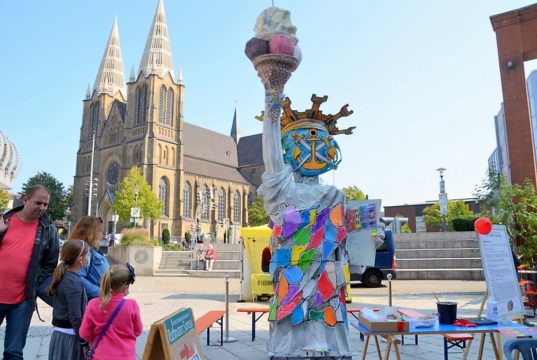 Trotz der reduzierten Variante war Timm Kronenbergs 48 h-Event wieder ein großer Erfolg. City-Art-Künstler und Gastkünstler boten gemeinsam eine Vielfalt an Kunst und Musik. Lothar Ruthmanns Statue der Freiheit war schon von weitem sichtbar. (Foto: © Martina Hörle)