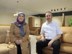 Elmas Dangir und ihr Mann Muhterem verkaufen, liefern und montieren hochwertige Möbel aus der Türkei. (Foto: © Bastian Glumm)