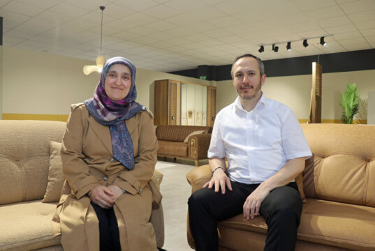 Elmas Dangir und ihr Mann Muhterem verkaufen, liefern und montieren hochwertige Möbel aus der Türkei. (Foto: © Bastian Glumm)