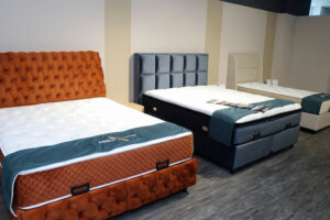 Auch Betten in allen Größen und Farben bietet das Möbelgeschäft im Bachtor Centrum. (Foto © Bastian Glumm)