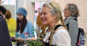 Sabine Danielzig freut sich sehr darüber, dass sie wieder ein Atelier in Solingen hat. Bei der Eröffnung herrschte ein reges Kommen und Gehen. (Foto: © Martina Hörle)
