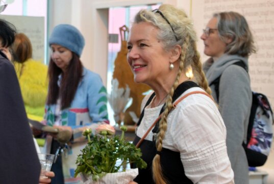 Sabine Danielzig freut sich sehr darüber, dass sie wieder ein Atelier in Solingen hat. Bei der Eröffnung herrschte ein reges Kommen und Gehen. (Foto: © Martina Hörle)