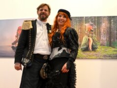 Silke und Martin Schubert präsentieren im Atelier Schleutermann ihre erste Ausstellung „Das etwas andere Outfit“. (Foto: © Martina Hörle)