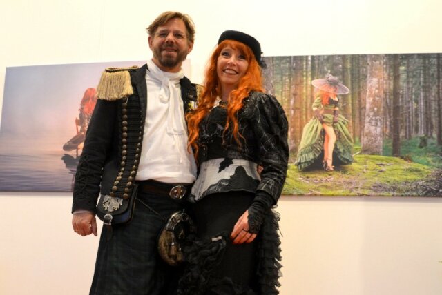 Silke und Martin Schubert präsentieren im Atelier Schleutermann ihre erste Ausstellung „Das etwas andere Outfit“. (Foto: © Martina Hörle)