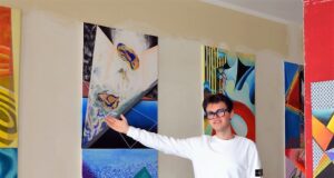 Der achtzehnjährige Künstler David Cira zeigt in der city-art-Gastgalerie (ehemals Segafredo) in seiner ersten Solo-Ausstellung 14 Werke, mit denen er die Besucher in imaginäre Welten entführt. (Foto: © Martina Hörle)