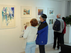 Zahlreiche Besucher staunten während der Vernissage der Jahresausstellung der Deutschen Aquarellgesellschaft über die Vielfalt. (Foto © Sandra Grünwald)