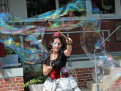 Die Künstlergruppe DichterNebel verzauberte mit Gedichten und Erzählungen, mit Liedern und Seifenblasen ihr Publikum an den Güterhallen. (Foto © Sandra Grünwald)