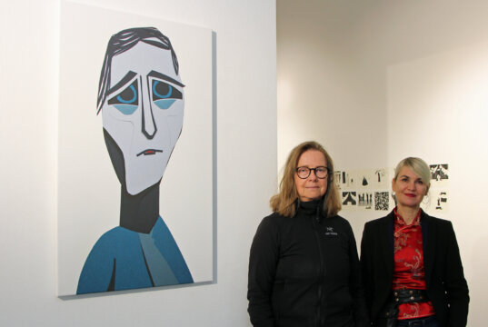 Gabi Rottes und Anja Kreitz (v.l.) von der Künstlergruppe DIE WEISSE WAND freuen sich auf die Ausstellung "Call it absolution" in der Galerie SK. (Foto © Sandra Grünwald)
