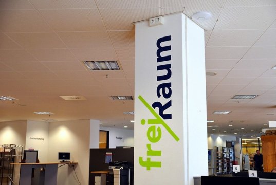 Im frei/Raum-Café (Erdgeschoss) der Stadtbibliothek findet am kommenden Samstag ein Digitalisierungstag statt. Von 10 – 14 Uhr können Besucher ihre alten Schallplatten, Fotos und Dias „unsterblich“ machen. (Archivfoto: © Martina Hörle)