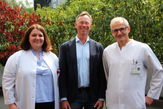Dr. Séverine Iborra, Prof. Dr. Boris Pfaffenbach und Prof. Dr. Sascha Flohé leiten als Direktorium die ärztlichen Geschicke des Städtischen Klinikums Solingen. (Foto © Sandra Grünwald)